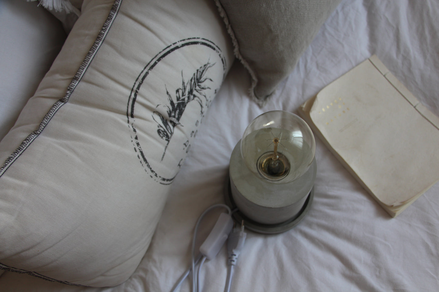 מנורת בטון- עגולה