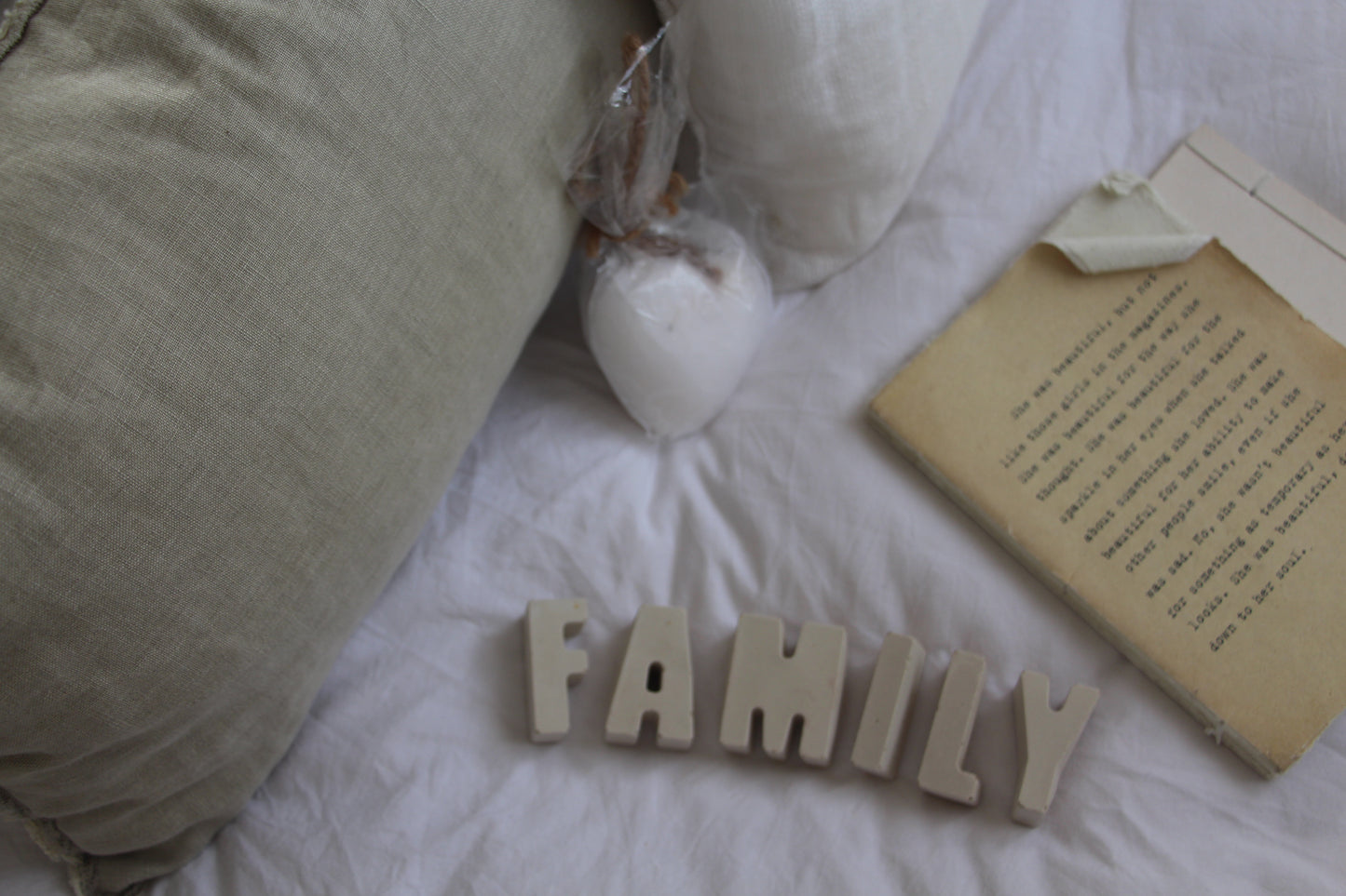 FAMILY - אותיות בכיתוב (לבן)