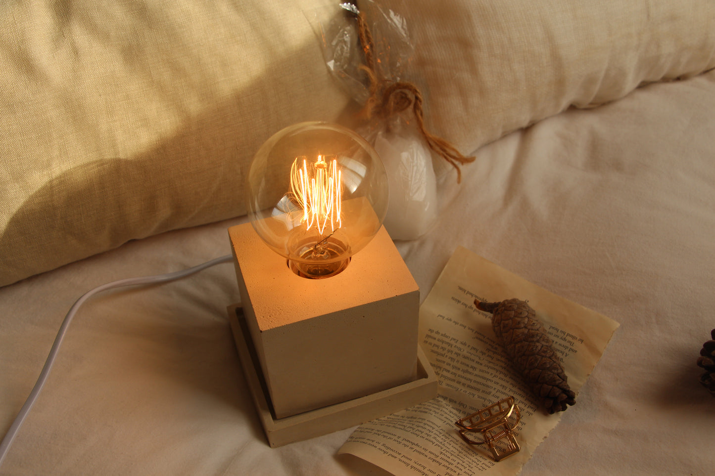 מנורת בטון - מרובעת (לבן)