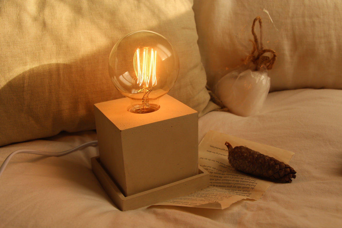 מנורת בטון - מרובעת (לבן)