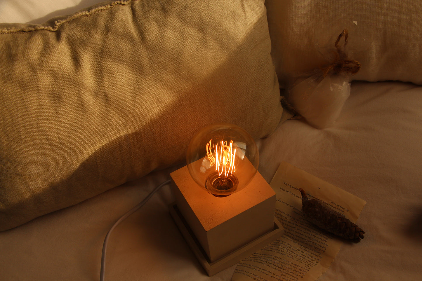 מנורת בטון - מרובעת (לבן)