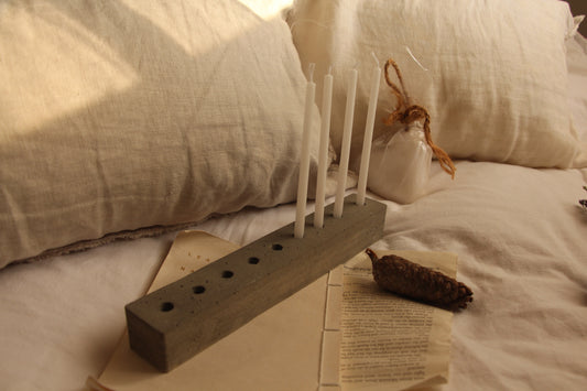 חנוכיית בטון - אפור