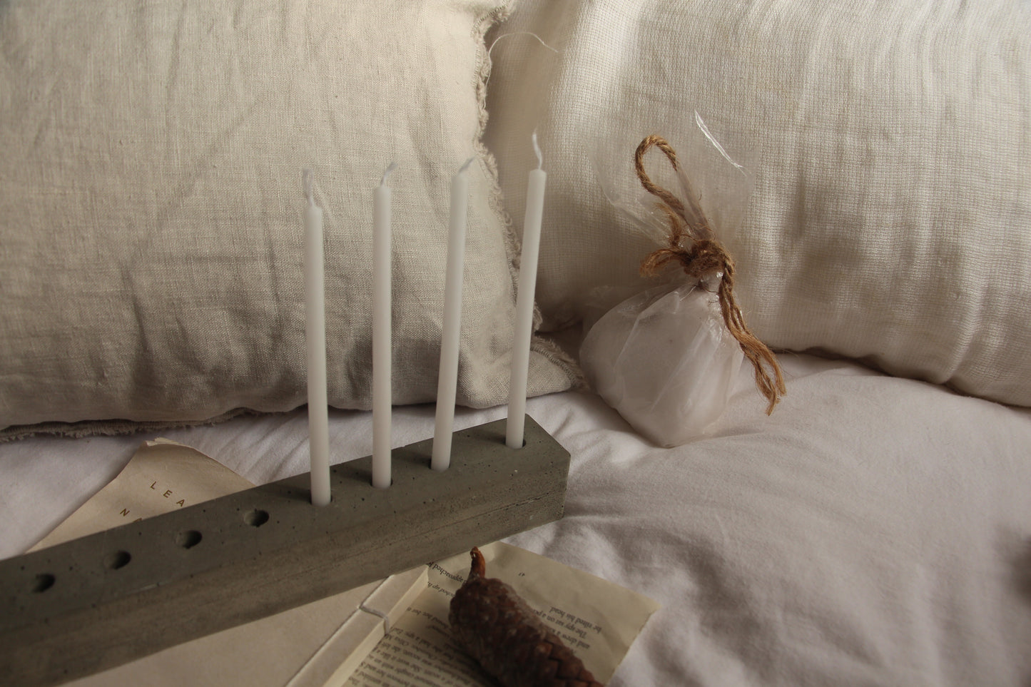 חנוכיית בטון - אפור