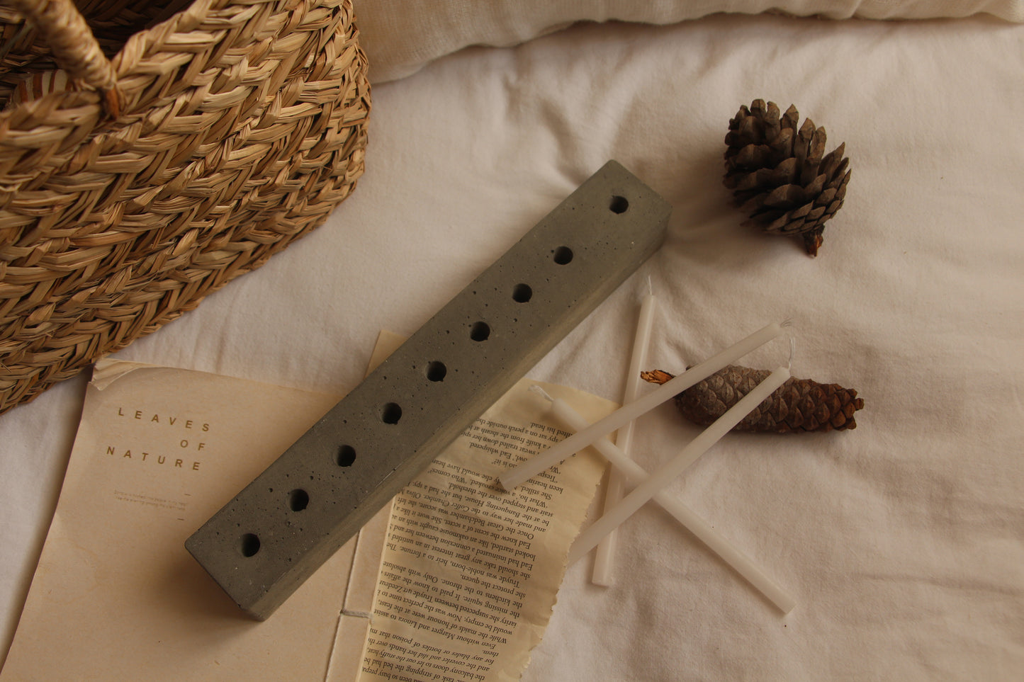 חנוכיית בטון - אפור