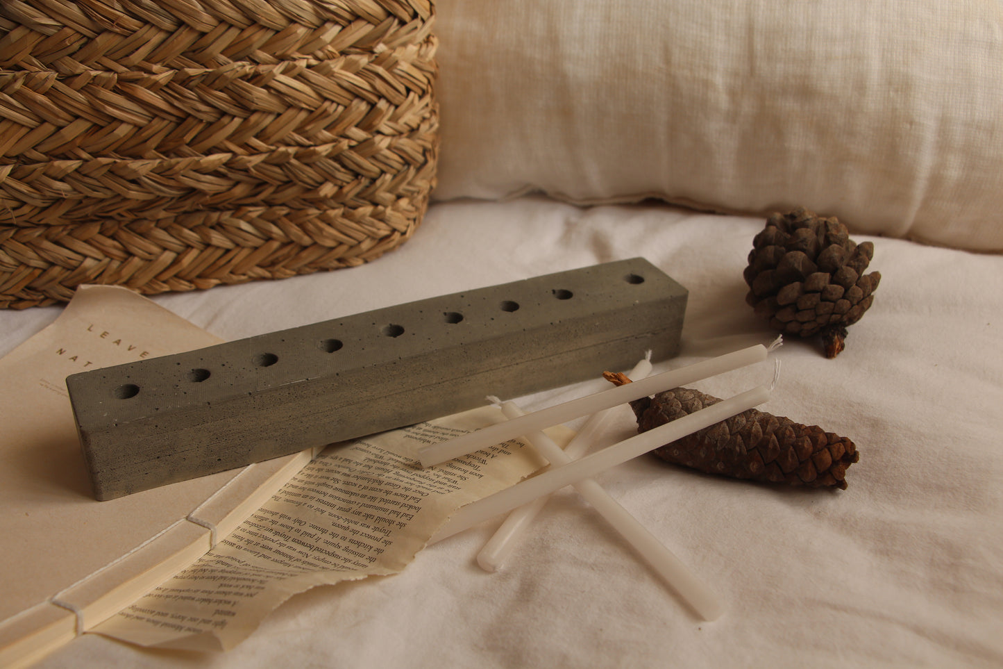 חנוכיית בטון - אפור